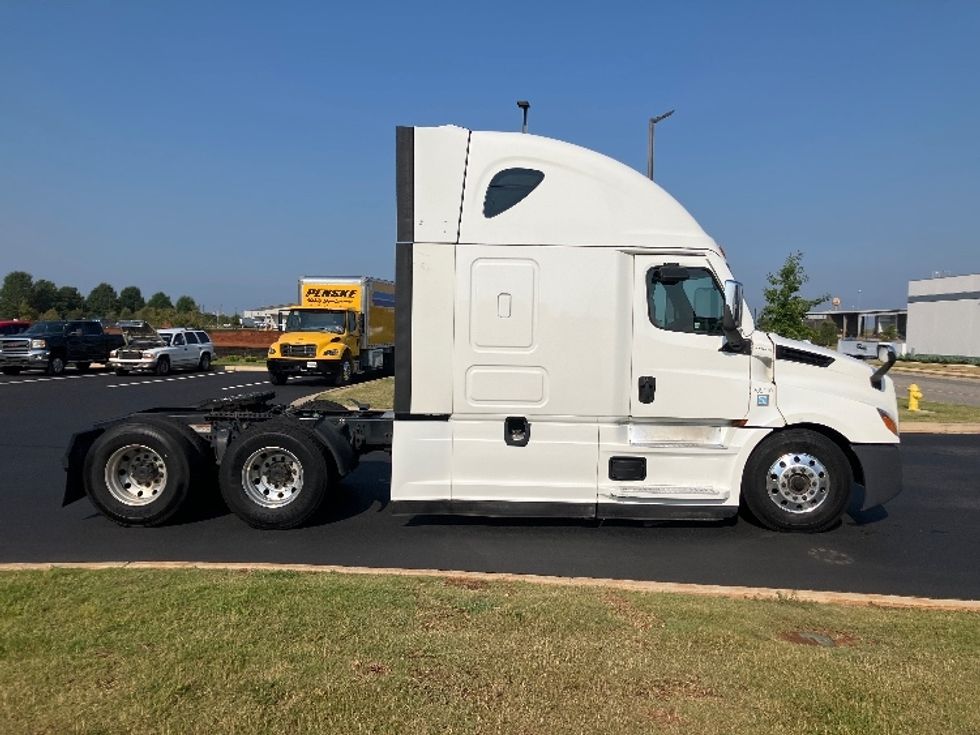 Sleeper Tractor-Heavy Duty Tractors-Freightliner-2021-T12664ST-Madison-AL-546,840\n\t\tmiles-$ 64,500 - Image 8