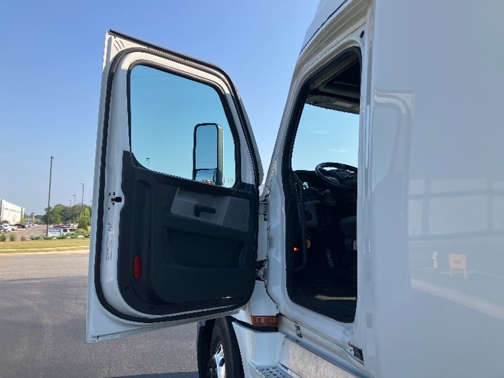 Sleeper Tractor-Heavy Duty Tractors-Freightliner-2021-T12664ST-Madison-AL-546,840\n\t\tmiles-$ 64,500 - Image 9