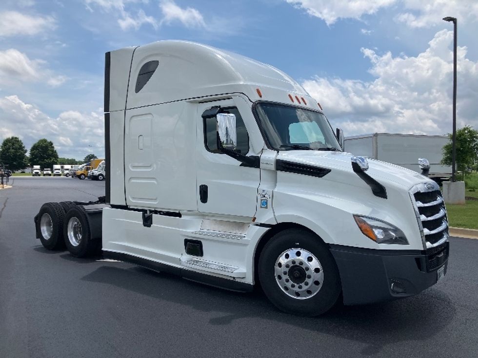 Sleeper Tractor-Heavy Duty Tractors-Freightliner-2021-T12664ST-Madison-AL-576,000\n\t\tmiles-$ 62,500 - Image 1