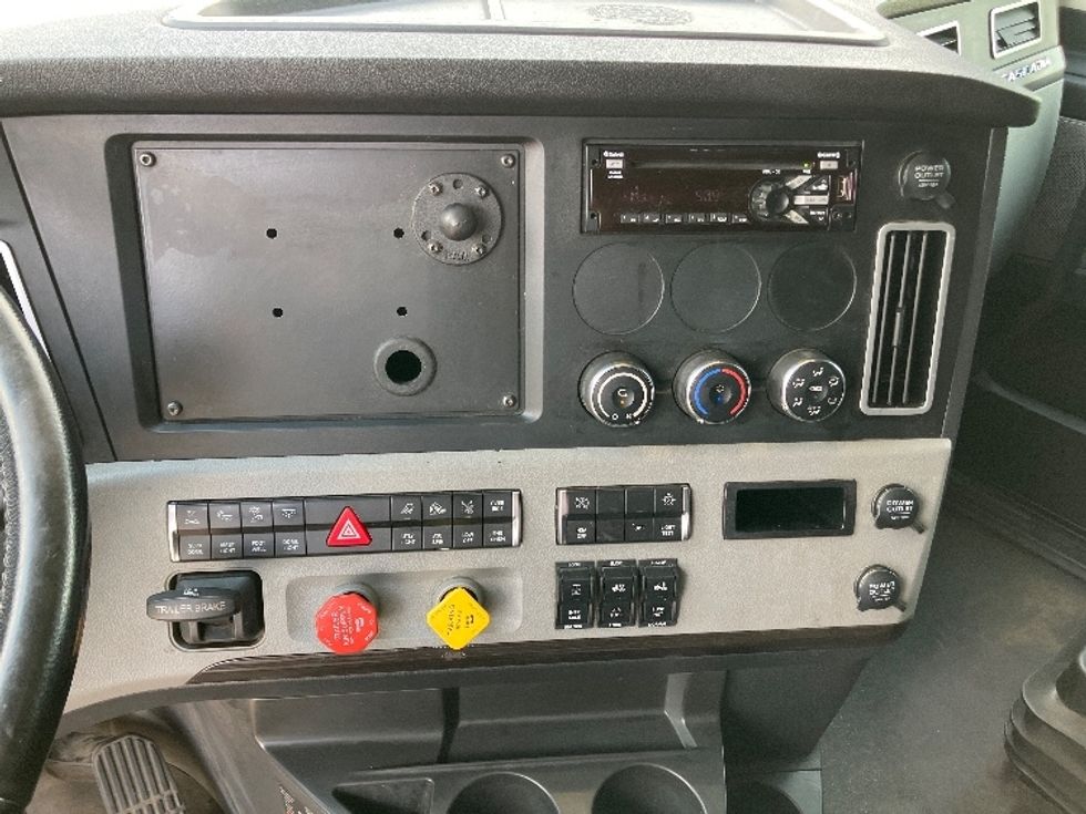 Sleeper Tractor-Heavy Duty Tractors-Freightliner-2021-T12664ST-Madison-AL-576,000\n\t\tmiles-$ 62,500 - Image 12
