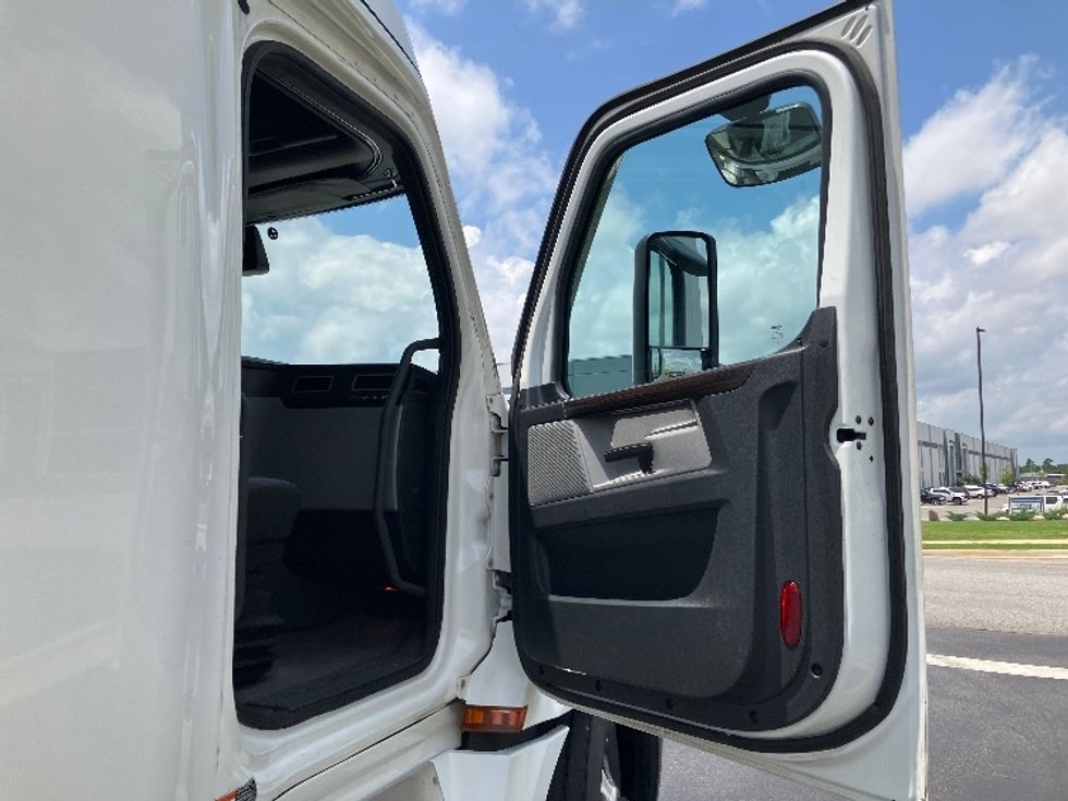 Sleeper Tractor-Heavy Duty Tractors-Freightliner-2021-T12664ST-Madison-AL-576,000\n\t\tmiles-$ 62,500 - Image 13