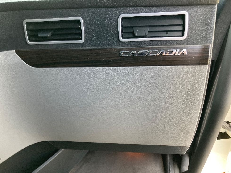 Sleeper Tractor-Heavy Duty Tractors-Freightliner-2021-T12664ST-Madison-AL-576,000\n\t\tmiles-$ 62,500 - Image 14