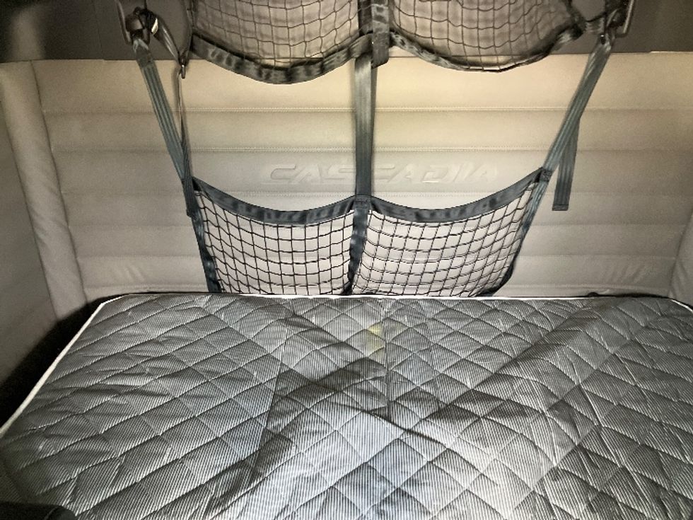 Sleeper Tractor-Heavy Duty Tractors-Freightliner-2021-T12664ST-Madison-AL-576,000\n\t\tmiles-$ 62,500 - Image 15