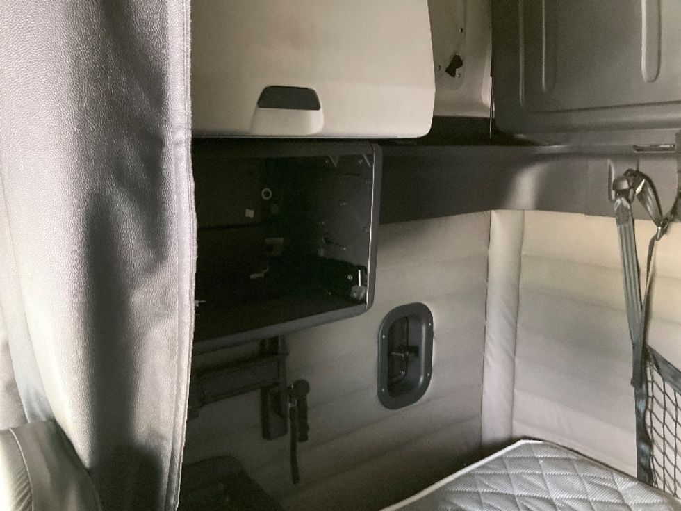 Sleeper Tractor-Heavy Duty Tractors-Freightliner-2021-T12664ST-Madison-AL-576,000\n\t\tmiles-$ 62,500 - Image 17