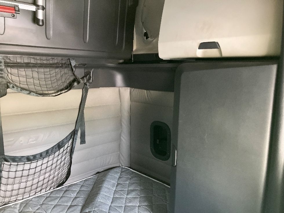 Sleeper Tractor-Heavy Duty Tractors-Freightliner-2021-T12664ST-Madison-AL-576,000\n\t\tmiles-$ 62,500 - Image 18