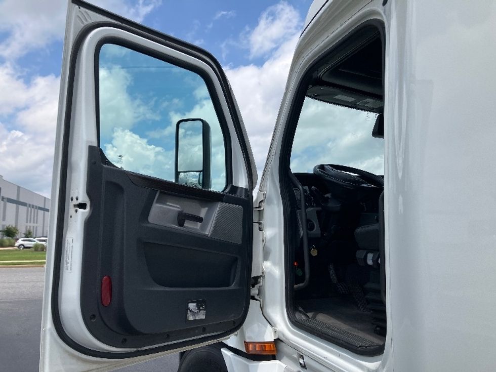 Sleeper Tractor-Heavy Duty Tractors-Freightliner-2021-T12664ST-Madison-AL-576,000\n\t\tmiles-$ 62,500 - Image 9