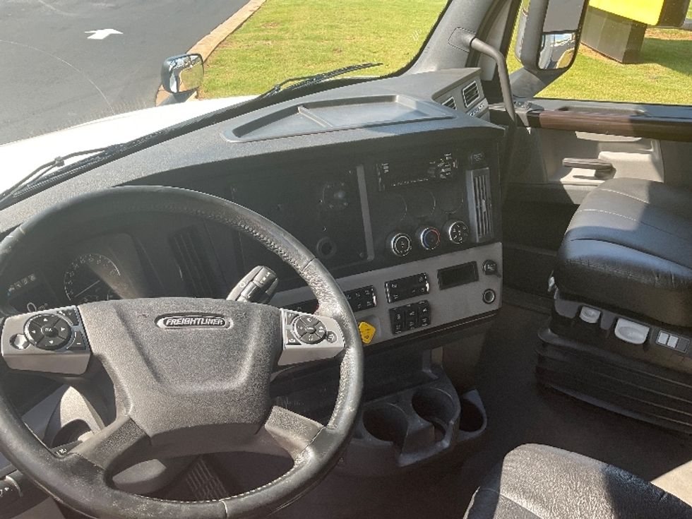 Sleeper Tractor-Heavy Duty Tractors-Freightliner-2021-T12664ST-Madison-AL-588,000\n\t\tmiles-$ 62,250 - Image 10