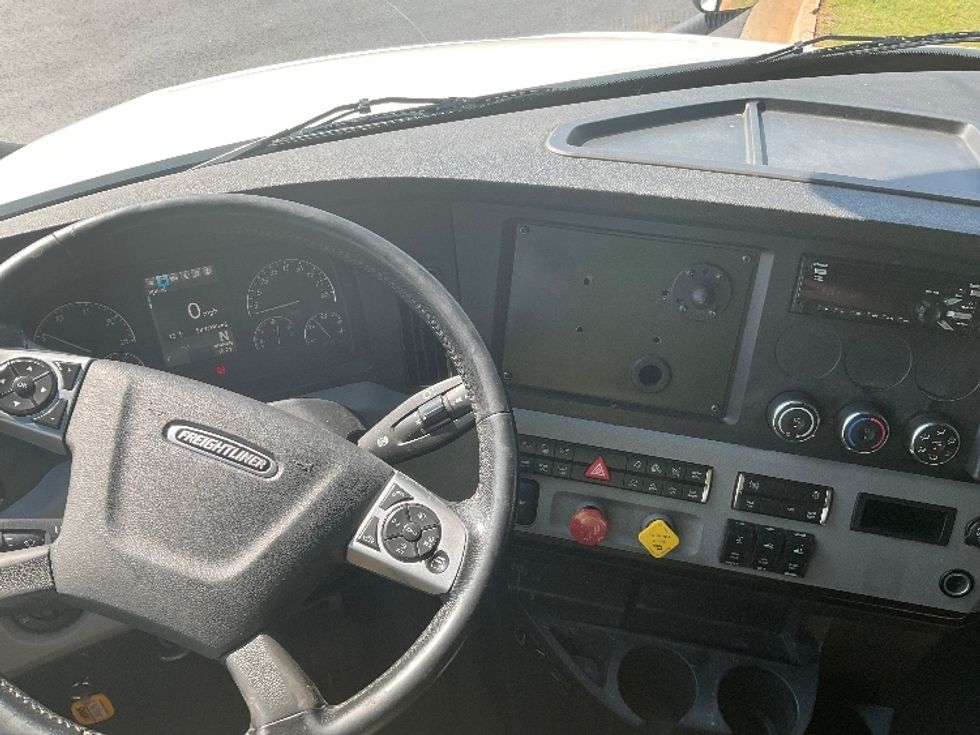 Sleeper Tractor-Heavy Duty Tractors-Freightliner-2021-T12664ST-Madison-AL-588,000\n\t\tmiles-$ 62,250 - Image 11