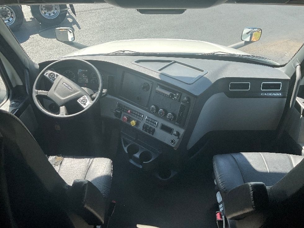 Sleeper Tractor-Heavy Duty Tractors-Freightliner-2021-T12664ST-Madison-AL-588,000\n\t\tmiles-$ 62,250 - Image 12