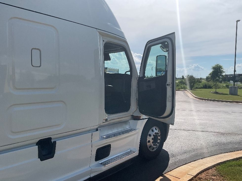 Sleeper Tractor-Heavy Duty Tractors-Freightliner-2021-T12664ST-Madison-AL-588,000\n\t\tmiles-$ 62,250 - Image 13