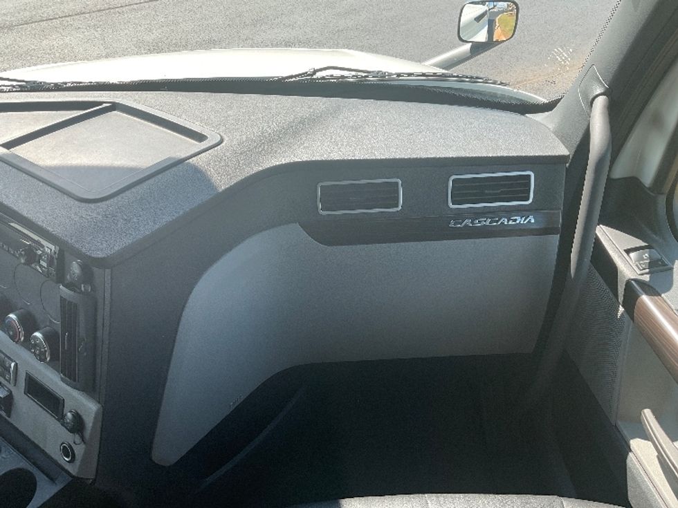 Sleeper Tractor-Heavy Duty Tractors-Freightliner-2021-T12664ST-Madison-AL-588,000\n\t\tmiles-$ 62,250 - Image 14