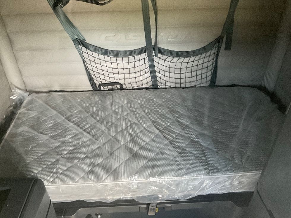 Sleeper Tractor-Heavy Duty Tractors-Freightliner-2021-T12664ST-Madison-AL-588,000\n\t\tmiles-$ 62,250 - Image 15