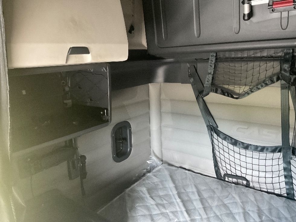 Sleeper Tractor-Heavy Duty Tractors-Freightliner-2021-T12664ST-Madison-AL-588,000\n\t\tmiles-$ 62,250 - Image 18