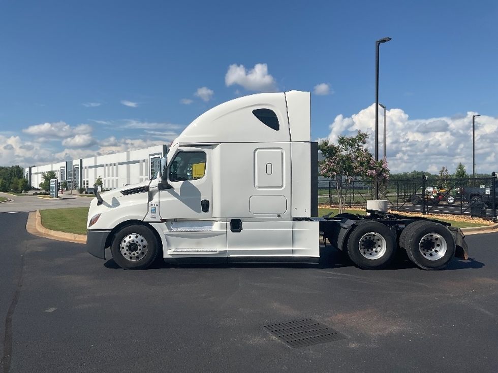 Sleeper Tractor-Heavy Duty Tractors-Freightliner-2021-T12664ST-Madison-AL-588,000\n\t\tmiles-$ 62,250 - Image 4