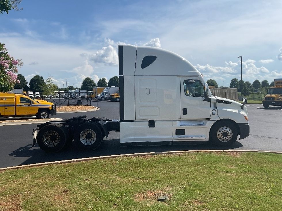 Sleeper Tractor-Heavy Duty Tractors-Freightliner-2021-T12664ST-Madison-AL-588,000\n\t\tmiles-$ 62,250 - Image 8