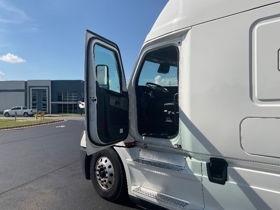 Sleeper Tractor-Heavy Duty Tractors-Freightliner-2021-T12664ST-Madison-AL-588,000\n\t\tmiles-$ 62,250 - Image 9