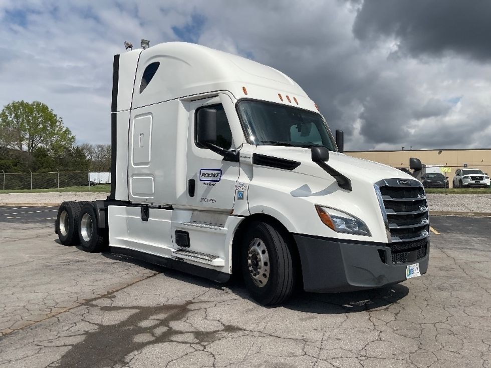 Sleeper Tractor-Heavy Duty Tractors-Freightliner-2021-T12664ST-Mansfield-OH-582,798\n\t\tmiles-$ 57,250 - Image 1