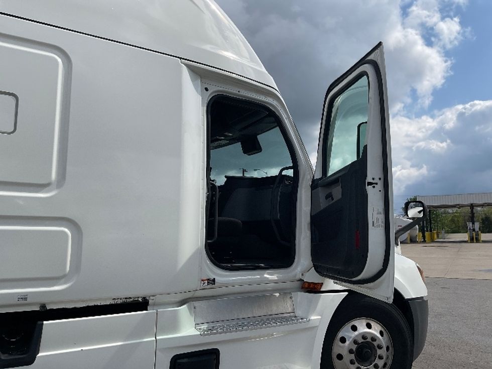 Sleeper Tractor-Heavy Duty Tractors-Freightliner-2021-T12664ST-Mansfield-OH-582,798\n\t\tmiles-$ 57,250 - Image 13