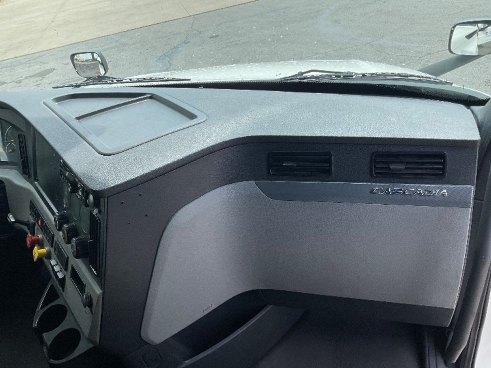 Sleeper Tractor-Heavy Duty Tractors-Freightliner-2021-T12664ST-Mansfield-OH-582,798\n\t\tmiles-$ 57,250 - Image 14