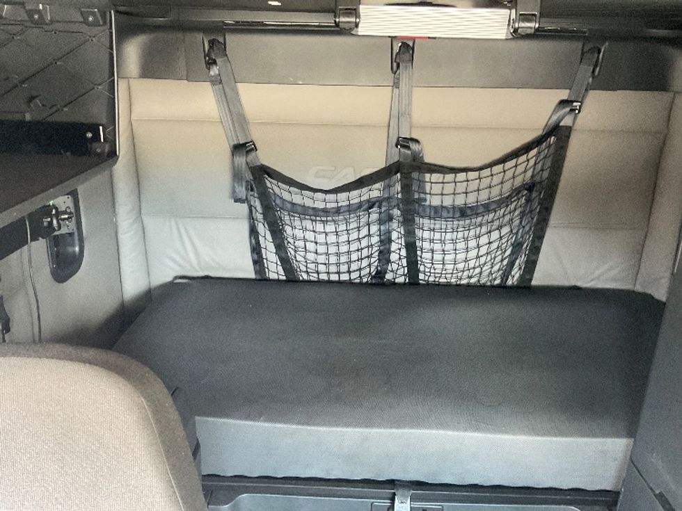 Sleeper Tractor-Heavy Duty Tractors-Freightliner-2021-T12664ST-Mansfield-OH-582,798\n\t\tmiles-$ 57,250 - Image 16