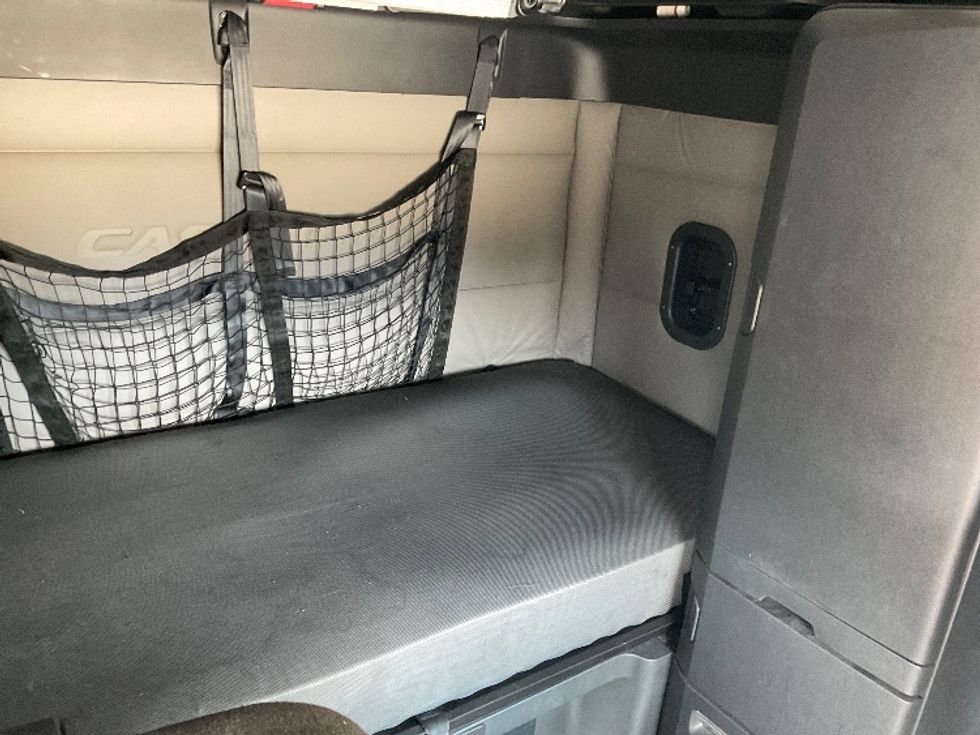 Sleeper Tractor-Heavy Duty Tractors-Freightliner-2021-T12664ST-Mansfield-OH-582,798\n\t\tmiles-$ 57,250 - Image 17