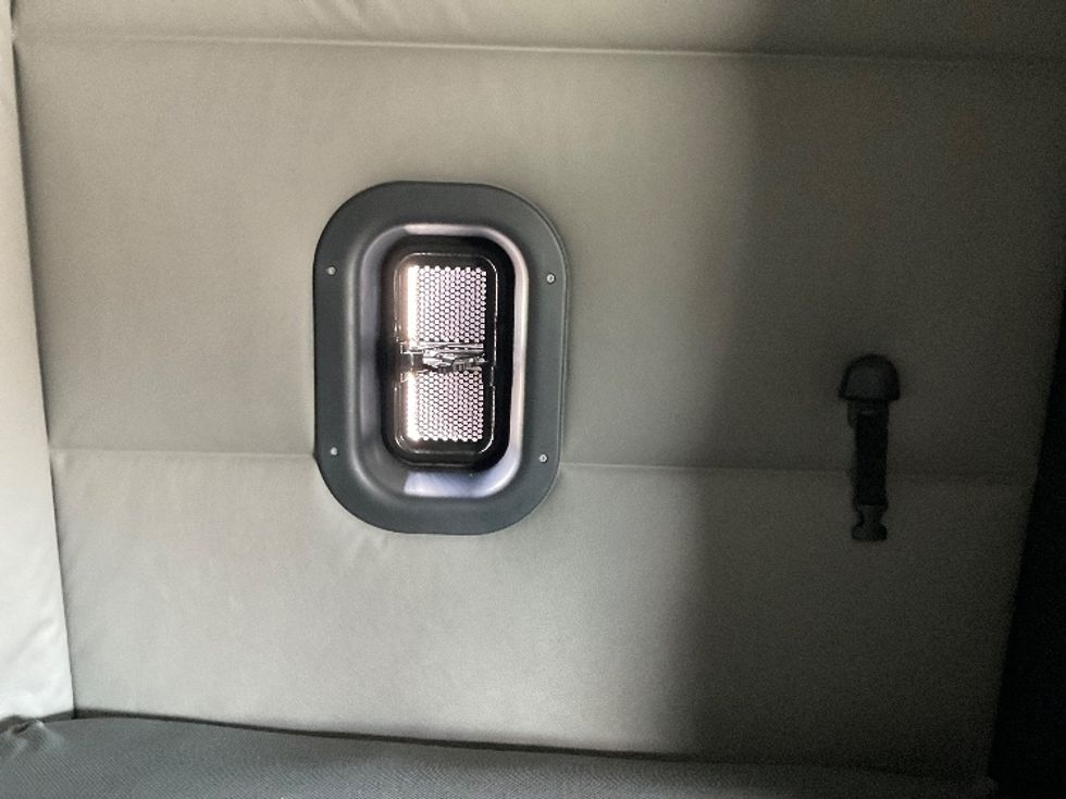 Sleeper Tractor-Heavy Duty Tractors-Freightliner-2021-T12664ST-Mansfield-OH-582,798\n\t\tmiles-$ 57,250 - Image 18