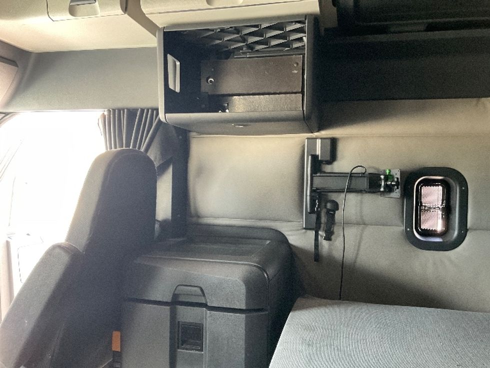 Sleeper Tractor-Heavy Duty Tractors-Freightliner-2021-T12664ST-Mansfield-OH-582,798\n\t\tmiles-$ 57,250 - Image 19