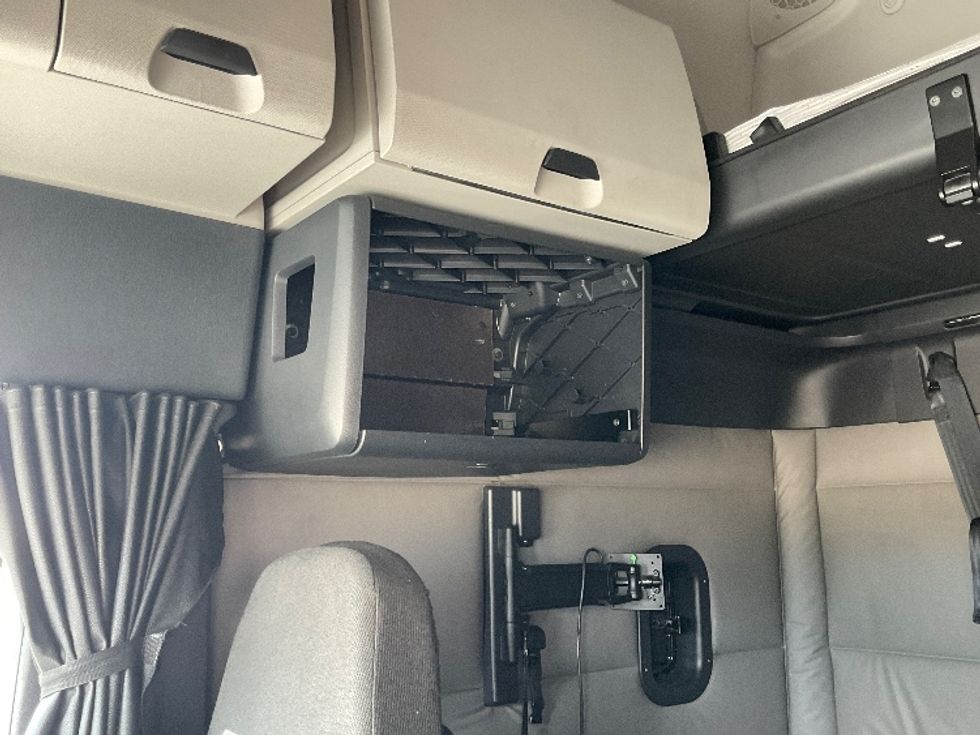 Sleeper Tractor-Heavy Duty Tractors-Freightliner-2021-T12664ST-Mansfield-OH-582,798\n\t\tmiles-$ 57,250 - Image 27