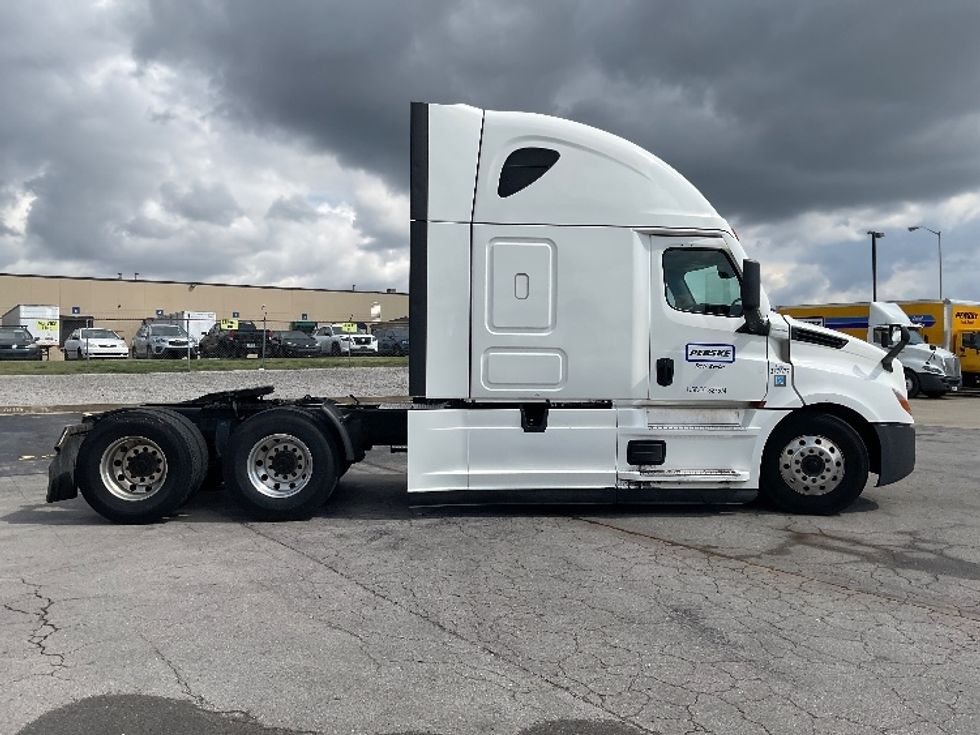 Sleeper Tractor-Heavy Duty Tractors-Freightliner-2021-T12664ST-Mansfield-OH-582,798\n\t\tmiles-$ 57,250 - Image 8