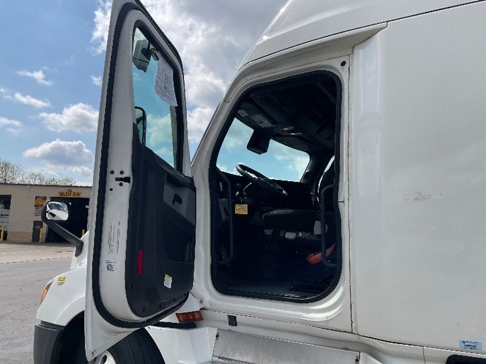 Sleeper Tractor-Heavy Duty Tractors-Freightliner-2021-T12664ST-Mansfield-OH-582,798\n\t\tmiles-$ 57,250 - Image 9