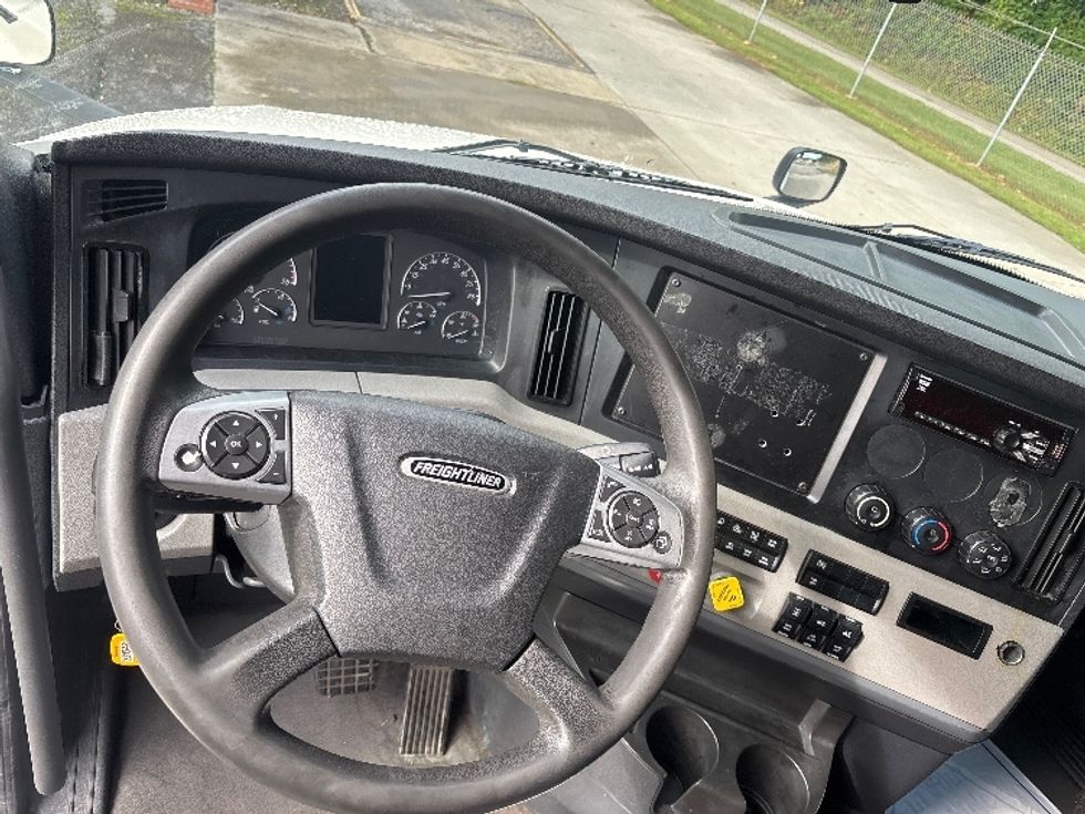 Sleeper Tractor-Heavy Duty Tractors-Freightliner-2021-T12664ST-Martinsville-VA-567,142\n\t\tmiles-$ 59,000 - Image 11