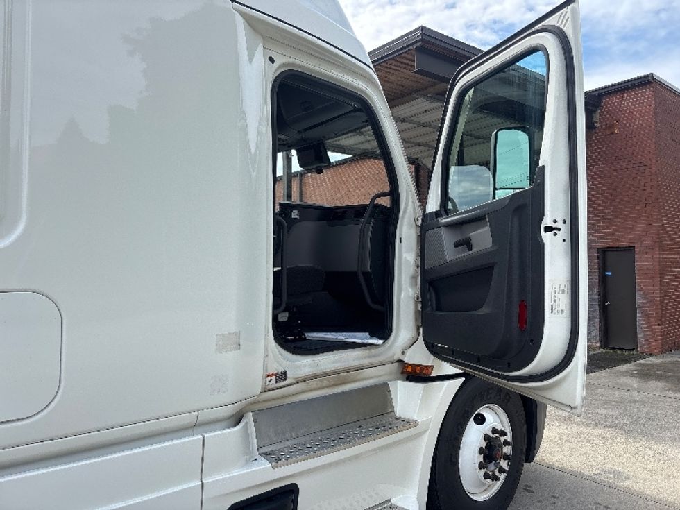 Sleeper Tractor-Heavy Duty Tractors-Freightliner-2021-T12664ST-Martinsville-VA-567,142\n\t\tmiles-$ 59,000 - Image 13