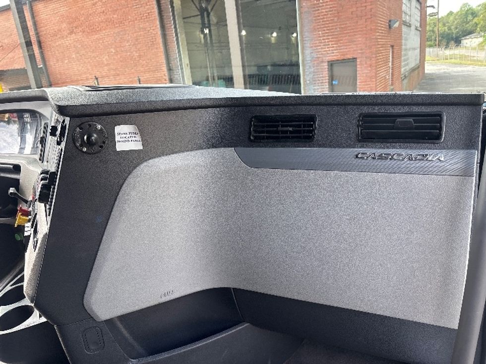 Sleeper Tractor-Heavy Duty Tractors-Freightliner-2021-T12664ST-Martinsville-VA-567,142\n\t\tmiles-$ 59,000 - Image 14