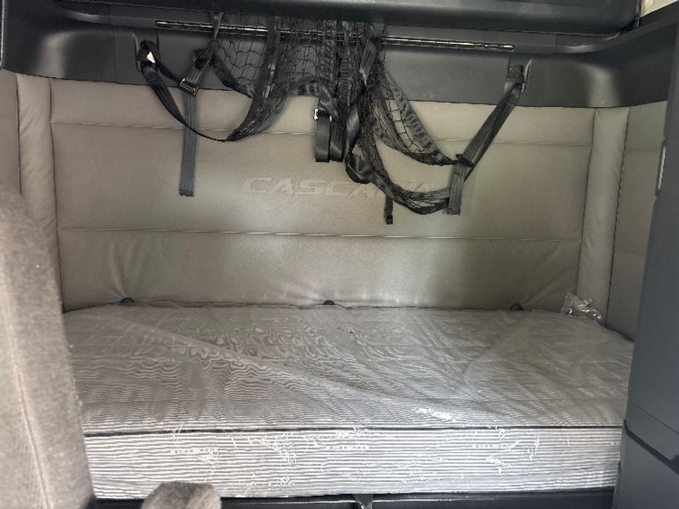 Sleeper Tractor-Heavy Duty Tractors-Freightliner-2021-T12664ST-Martinsville-VA-567,142\n\t\tmiles-$ 59,000 - Image 16