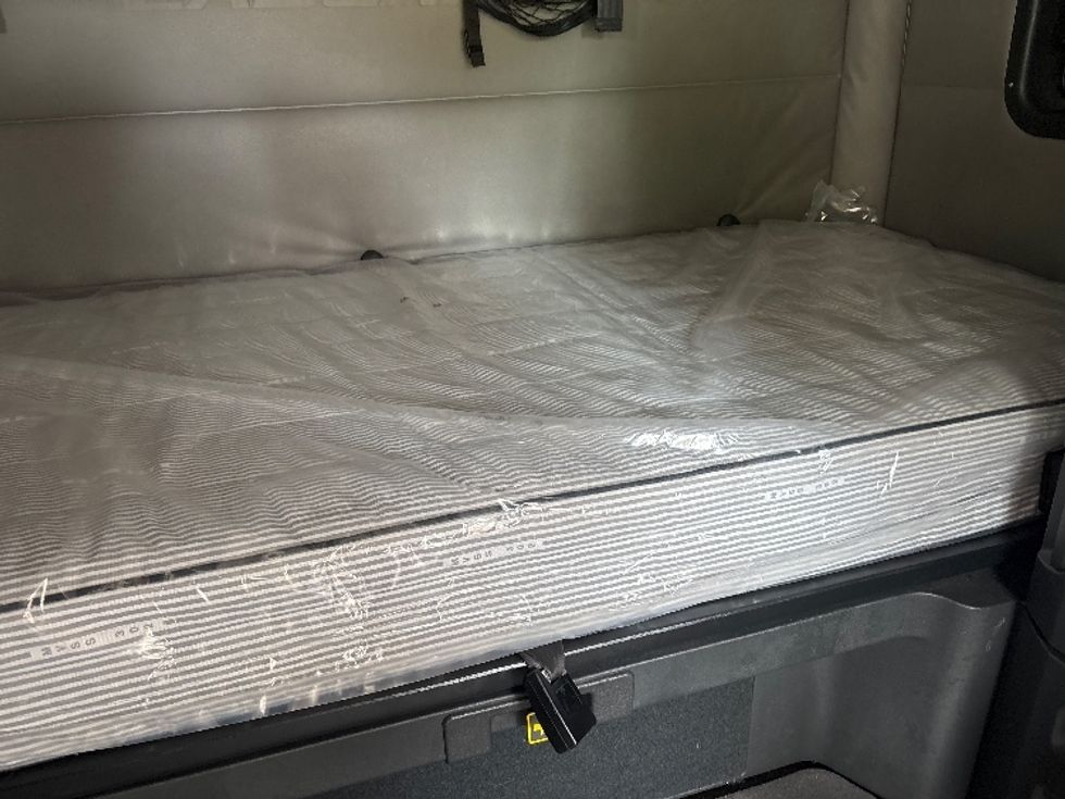 Sleeper Tractor-Heavy Duty Tractors-Freightliner-2021-T12664ST-Martinsville-VA-567,142\n\t\tmiles-$ 59,000 - Image 17