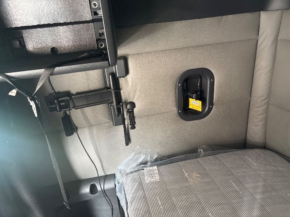 Sleeper Tractor-Heavy Duty Tractors-Freightliner-2021-T12664ST-Martinsville-VA-567,142\n\t\tmiles-$ 59,000 - Image 19