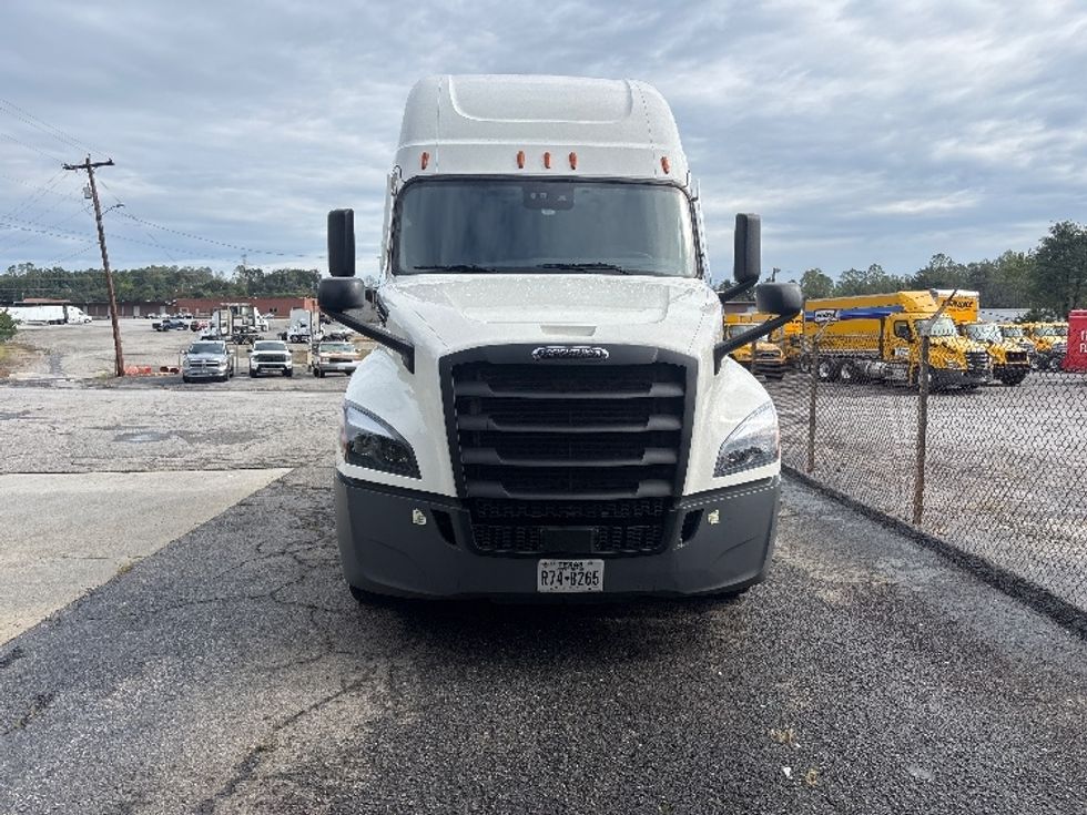 Sleeper Tractor-Heavy Duty Tractors-Freightliner-2021-T12664ST-Martinsville-VA-567,142\n\t\tmiles-$ 59,000 - Image 2