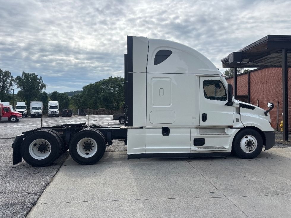 Sleeper Tractor-Heavy Duty Tractors-Freightliner-2021-T12664ST-Martinsville-VA-567,142\n\t\tmiles-$ 59,000 - Image 8