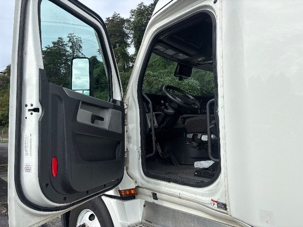 Sleeper Tractor-Heavy Duty Tractors-Freightliner-2021-T12664ST-Martinsville-VA-567,142\n\t\tmiles-$ 59,000 - Image 9