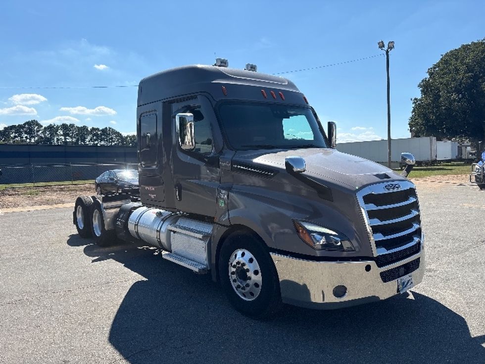 Sleeper Tractor-Heavy Duty Tractors-Freightliner-2021-T12664ST-Mebane-NC-364,530\n\t\tmiles-$ 83,000 - Image 1
