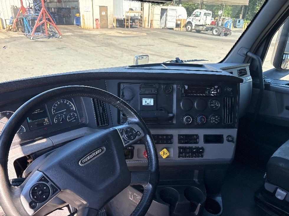 Sleeper Tractor-Heavy Duty Tractors-Freightliner-2021-T12664ST-Mebane-NC-364,530\n\t\tmiles-$ 83,000 - Image 10
