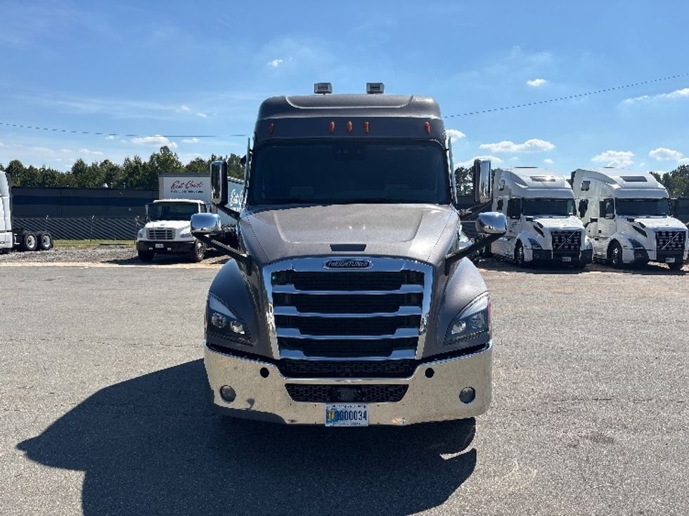 Sleeper Tractor-Heavy Duty Tractors-Freightliner-2021-T12664ST-Mebane-NC-364,530\n\t\tmiles-$ 83,000 - Image 2