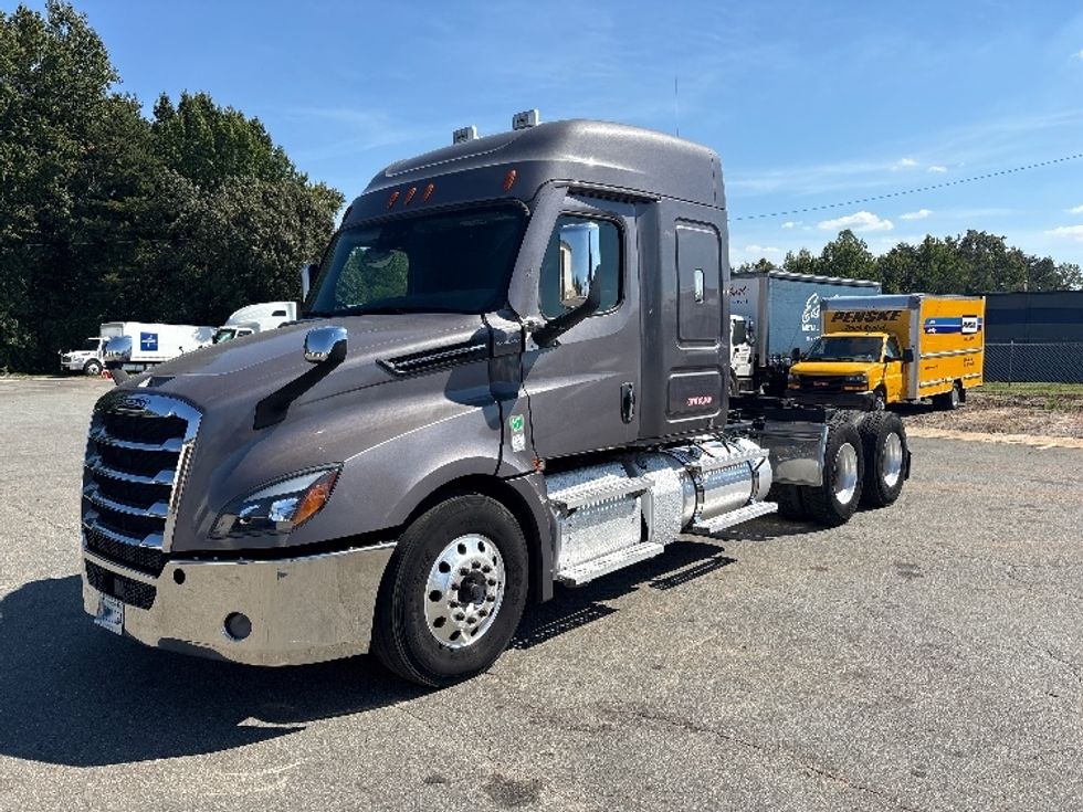 Sleeper Tractor-Heavy Duty Tractors-Freightliner-2021-T12664ST-Mebane-NC-364,530\n\t\tmiles-$ 83,000 - Image 3