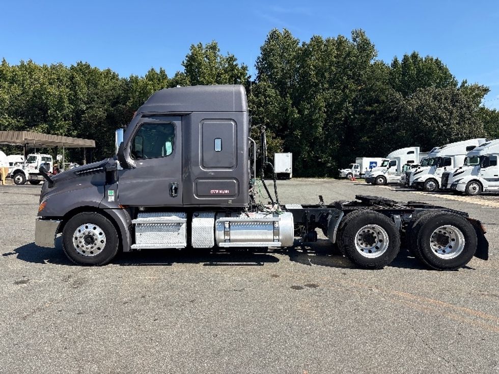 Sleeper Tractor-Heavy Duty Tractors-Freightliner-2021-T12664ST-Mebane-NC-364,530\n\t\tmiles-$ 83,000 - Image 4