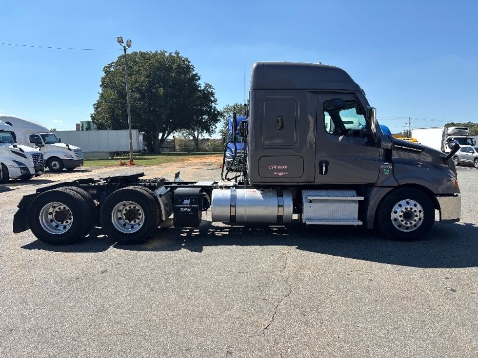 Sleeper Tractor-Heavy Duty Tractors-Freightliner-2021-T12664ST-Mebane-NC-364,530\n\t\tmiles-$ 83,000 - Image 8