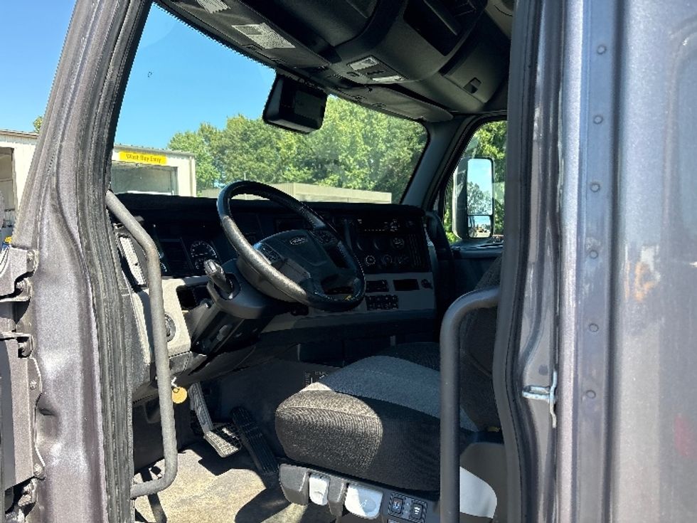 Sleeper Tractor-Heavy Duty Tractors-Freightliner-2021-T12664ST-Mebane-NC-364,530\n\t\tmiles-$ 83,000 - Image 9
