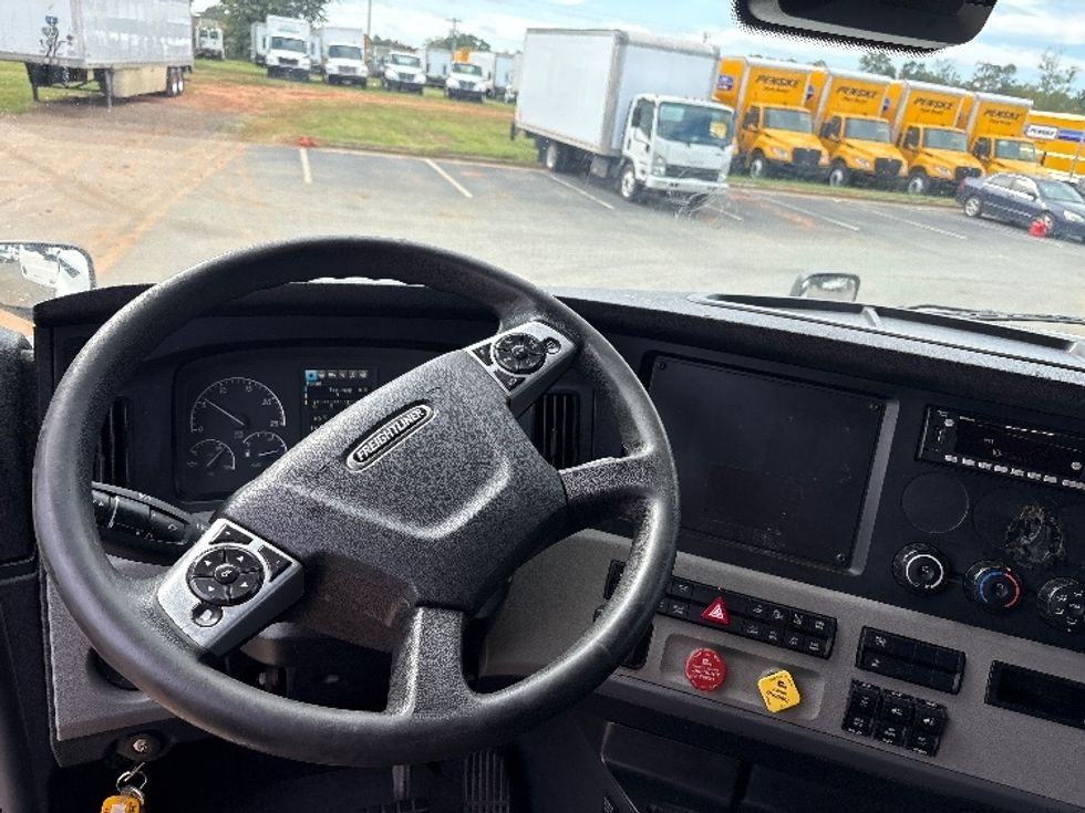 Sleeper Tractor-Heavy Duty Tractors-Freightliner-2021-T12664ST-Mebane-NC-424,971\n\t\tmiles-$ 73,500 - Image 11