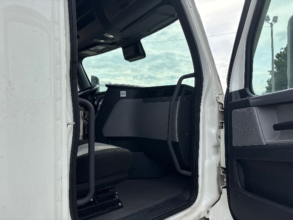 Sleeper Tractor-Heavy Duty Tractors-Freightliner-2021-T12664ST-Mebane-NC-424,971\n\t\tmiles-$ 73,500 - Image 13