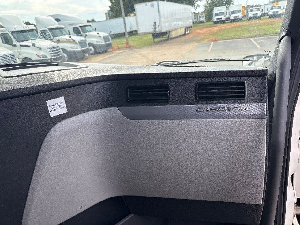 Sleeper Tractor-Heavy Duty Tractors-Freightliner-2021-T12664ST-Mebane-NC-424,971\n\t\tmiles-$ 73,500 - Image 14