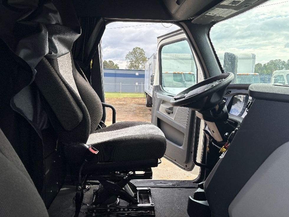 Sleeper Tractor-Heavy Duty Tractors-Freightliner-2021-T12664ST-Mebane-NC-424,971\n\t\tmiles-$ 73,500 - Image 15